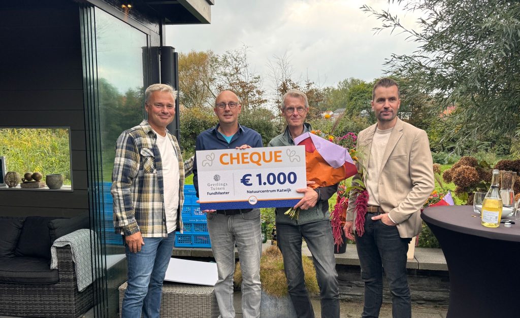 Vier mannen tonen een cheque van Geerlings Tuinen aan Natuurcentrum Katwijk