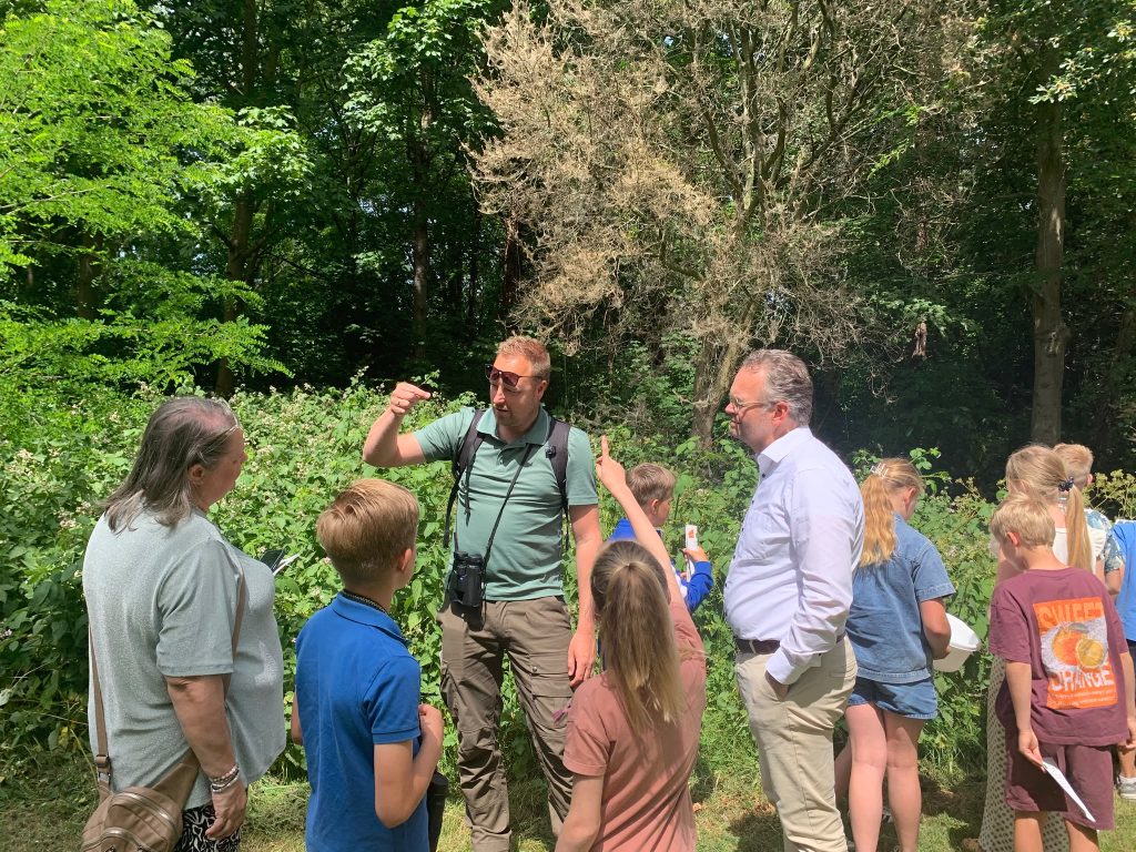Jacco Knape vertelt kinderen over natuuractiviteiten Katwijk in het Ridderpark